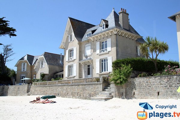 Belles villas sur la côte des Légendes de Brignogan