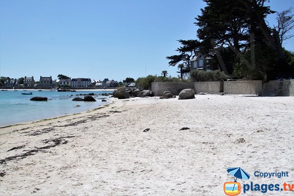 Strand Petit Nice mit Blick auf das Dorf Brignogan