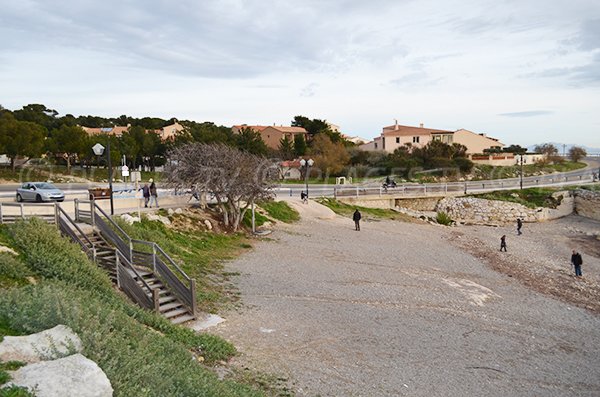 Zugang zum Strand von Petit Nid an der Cote Bleue