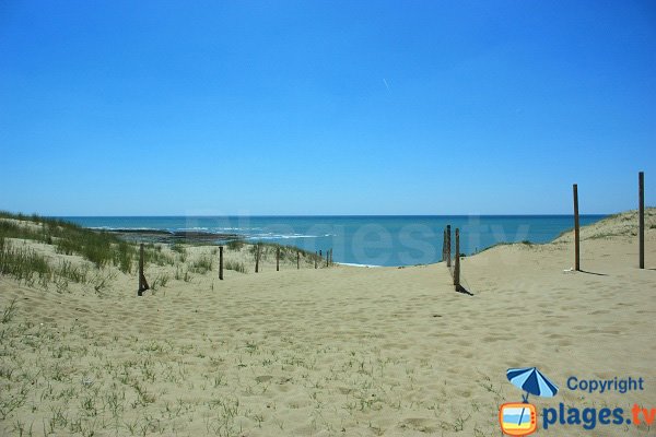 Access to the Petit Pont beach in France