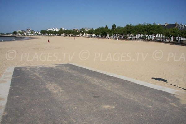 Accès aménagé sur la Grande plage de St Nazaire pour les personnes à mobilité réduite