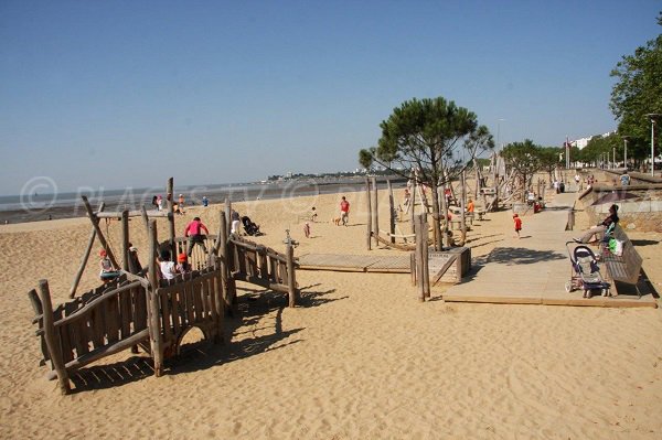 Aire de jeux pour les enfants sur la plage du Petit Traict de St Nazaire