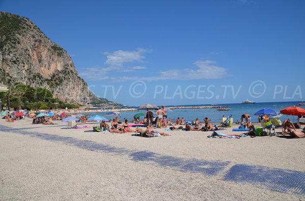 Plage de sable dans la rade de Beaulieu