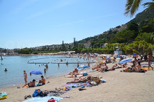 Plage surveillée à Beaulieu sur Mer avec filet anti-méduses