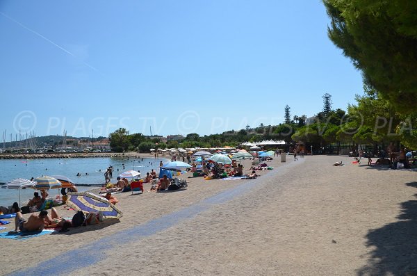 Plage ombragée à Beaulieu sur Mer