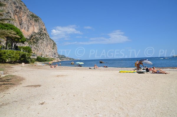 Plage peu fréquentée à Beaulieu sur Mer