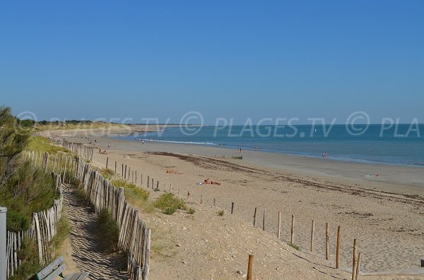 Beach near the center of La Couarde sur Mer