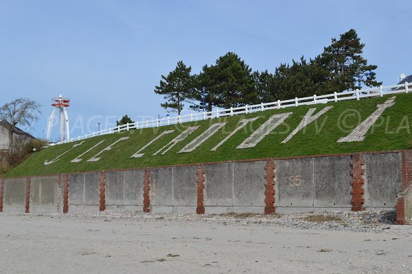 Vue sur le phare du Crotoy depuis la plage