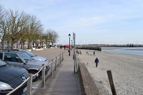 Parking à côté de la plage du phare