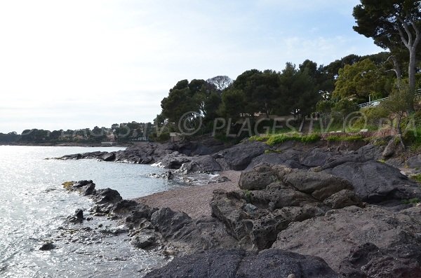 Plage avec des rochers noirs à St Raphaël