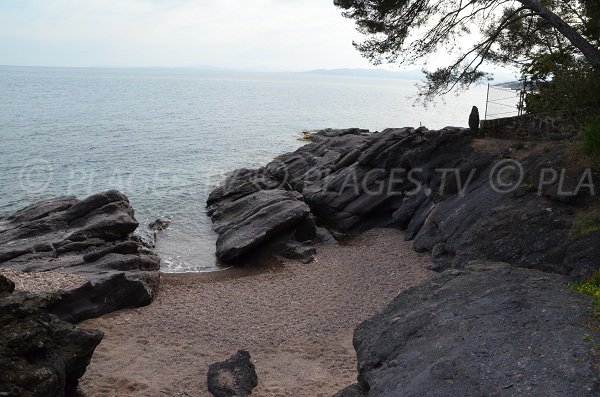 Bucht mit Sand in der Nähe des Débarquement-Strandes in St. Raphaël