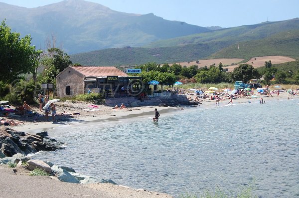 Paillote sur la plage de Pietracorbara