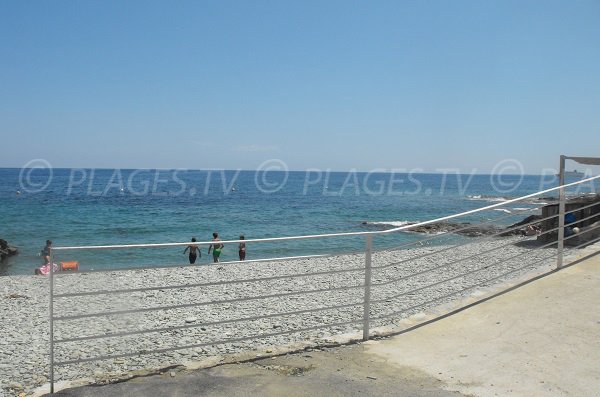 Plage de galets de Pietranera à San-Martino-di-Lota