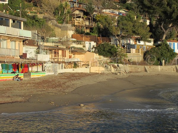 Plage avec des cabanons au Pradet