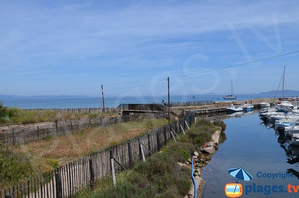 Accès à la plage de la Pinède de Hyères