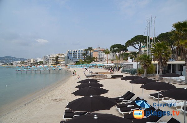 Strand hinter dem Casino und dem Pinienwald von Juan