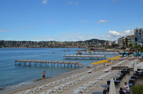 La plage est privée pendant l'été à Juan les Pins