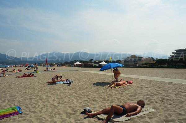 Ausstattung für Menschen mit eingeschränkter Mobilität am Strand Les Pins