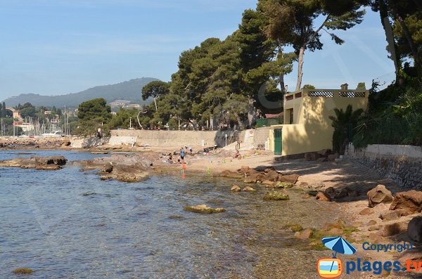 Plage sauvage avec de l'ombre à Carqueiranne