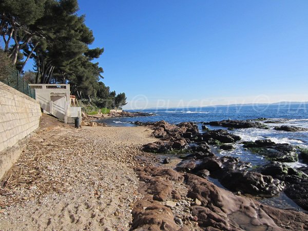 Plage de sable et de gravillons à Carqueiranne - Les Pins Penchés