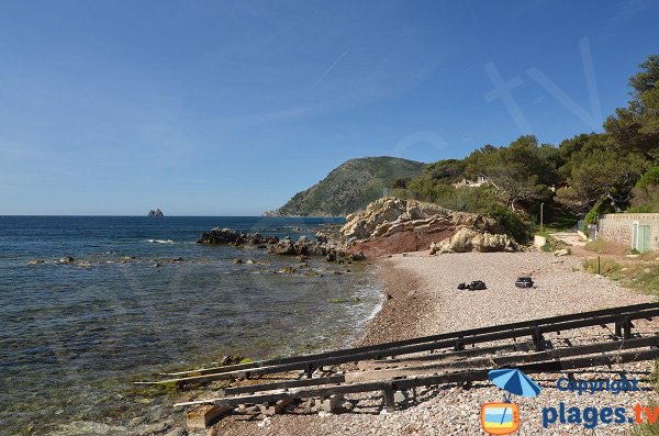 Spiaggia a La Seyne sur Mer e vista sul scogli dei Due Fratelli