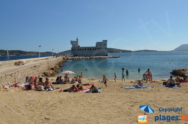 Plage de sable à Toulon à proximité de la Tour Royale