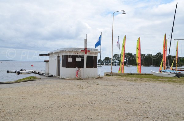 Poste de secours sur le lac d'Hourtin