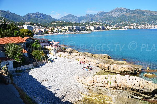 Plage de galets au début du Cap Martin