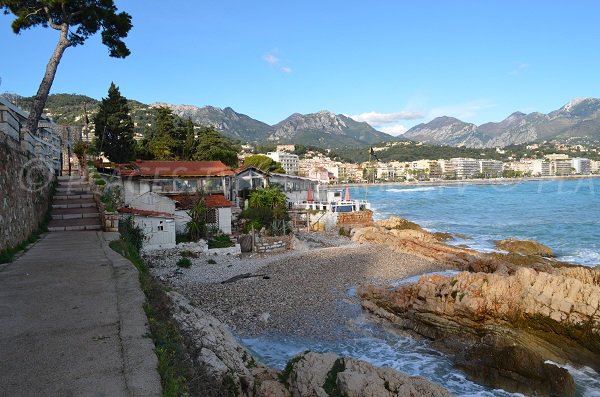 Plage le long de la promenade du Cap Martin à Roquebrune