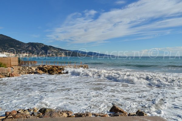 Vue sur Menton et l'Italie depuis cette plage