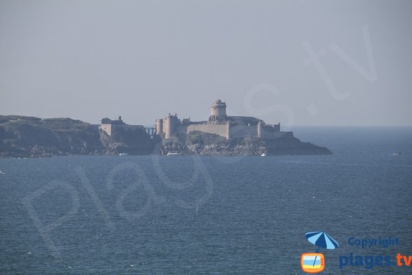 Fort-la-Latte depuis la plage de la Pissotte