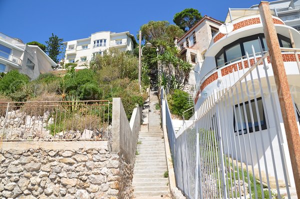 Escaliers pour se rendre sur la plage de la Plateforme à Nice