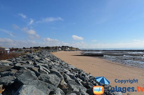 Dike along the beach of Platère - Angoulins