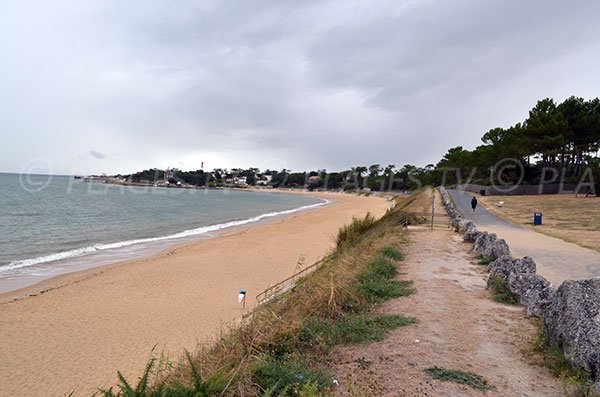 Sentier des douaniers le long de la plage de Platin