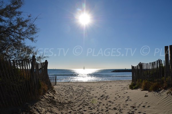 Zugang zum Strand im Bereich des Point Zéro