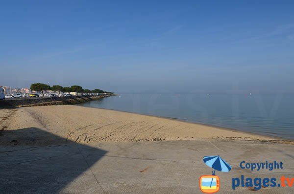 Plage sur les quais du port de plaisance d'Arcachon