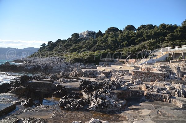 Plage de béton et de rochers à Roquebrune Cap Martin