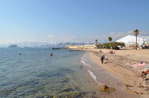 Plage de la pointe Croisette avec les paquebots dans le port de Cannes