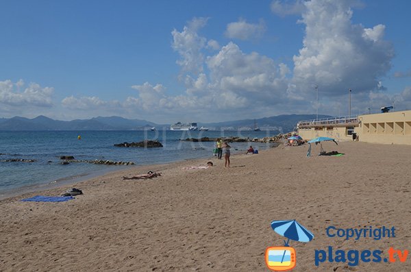 Plage de sable à la Pointe Croisette - Cannes