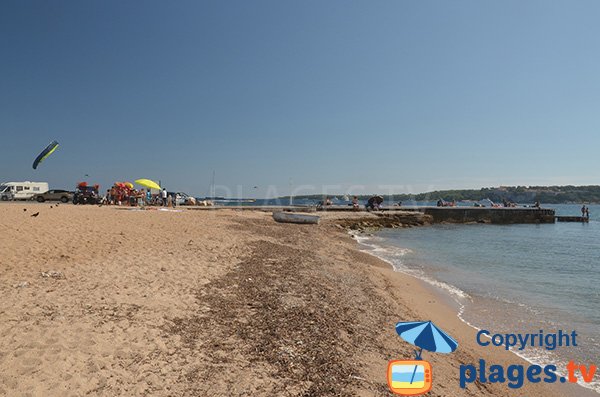 Ponton sur la plage de Palm Beach - Cannes