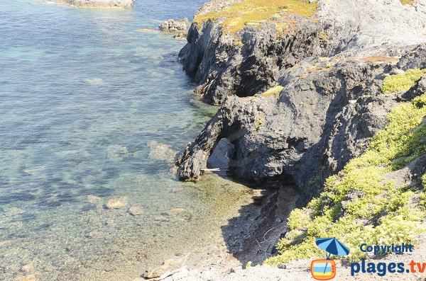 Crique avec une arche à la pointe de Mèdes à Porquerolles