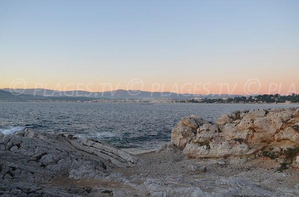 Bucht am Cap d'Antibes gegenüber von Juan les Pins, Inseln Lérins und Esterel