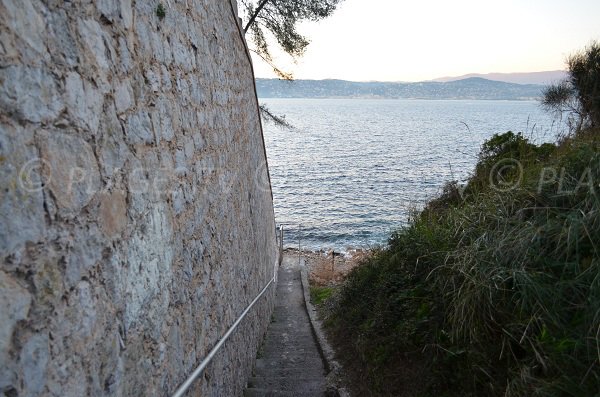 Escaliers pour accéder à cette plage du Cap d'Antibes