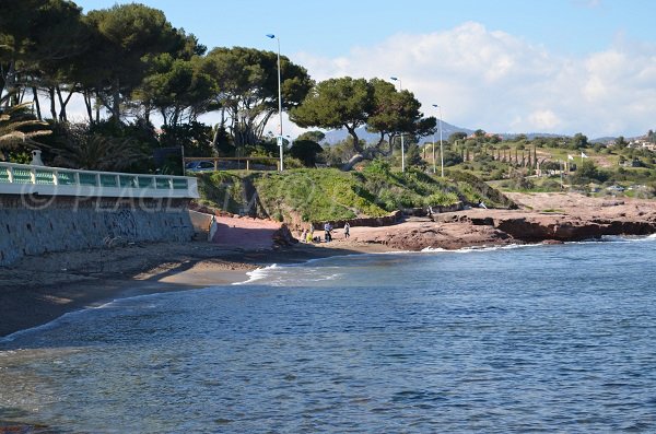 Plage de sable avant le Dramont à Agay