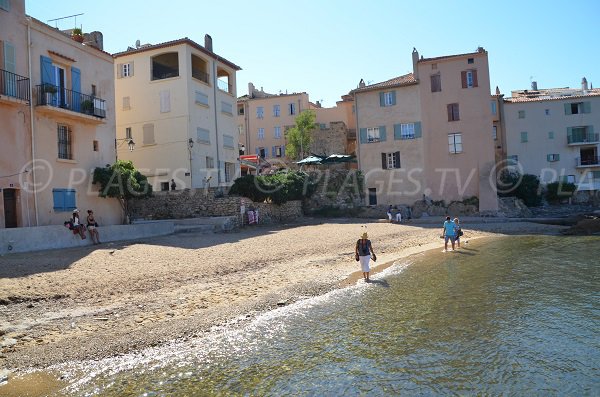 Blick auf den Glockenturm von St. Tropez vom Strand von La Ponche aus