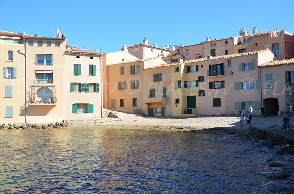 Foto des Strandes in St. Tropez neben dem Hafen