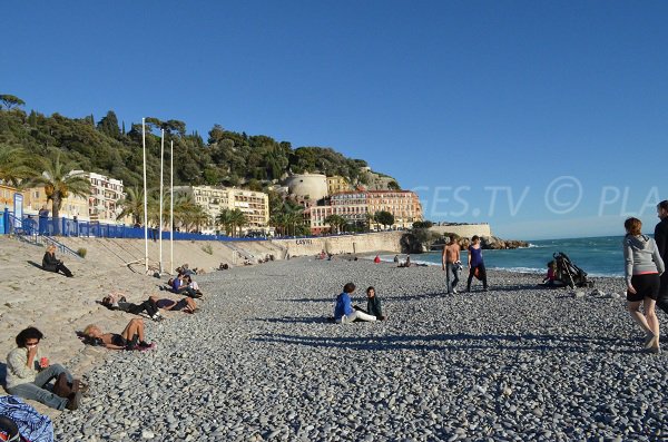 Kieselstrand gegenüber der Altstadt von Nizza