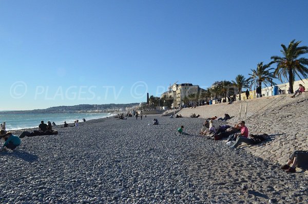  Vista della spiaggia Ponchettes verso la Promenade des Anglais