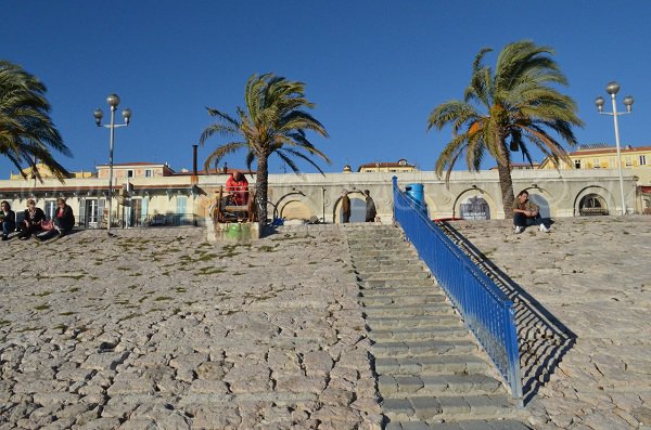 Blick auf die Treppe am Strand Les Ponchettes