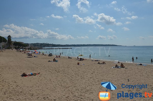 Plage à Juan les Pins en direction de Cannes